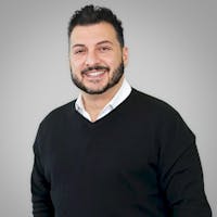 Aki Stefanidis headshot